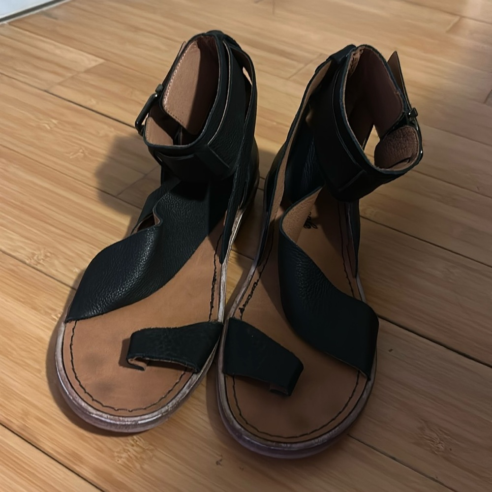 Free People Size 40 Black Leather Sandal